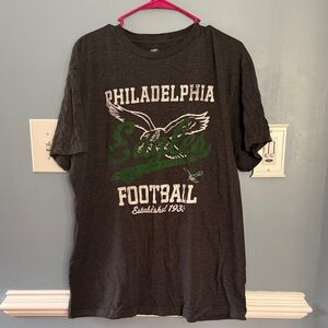STARTER Philadelphia Eagles Graphic Tee - Dark Gray and Green